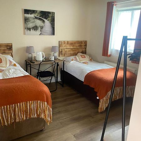 Hotel The Wheatsheaf Bramley  Esterno foto