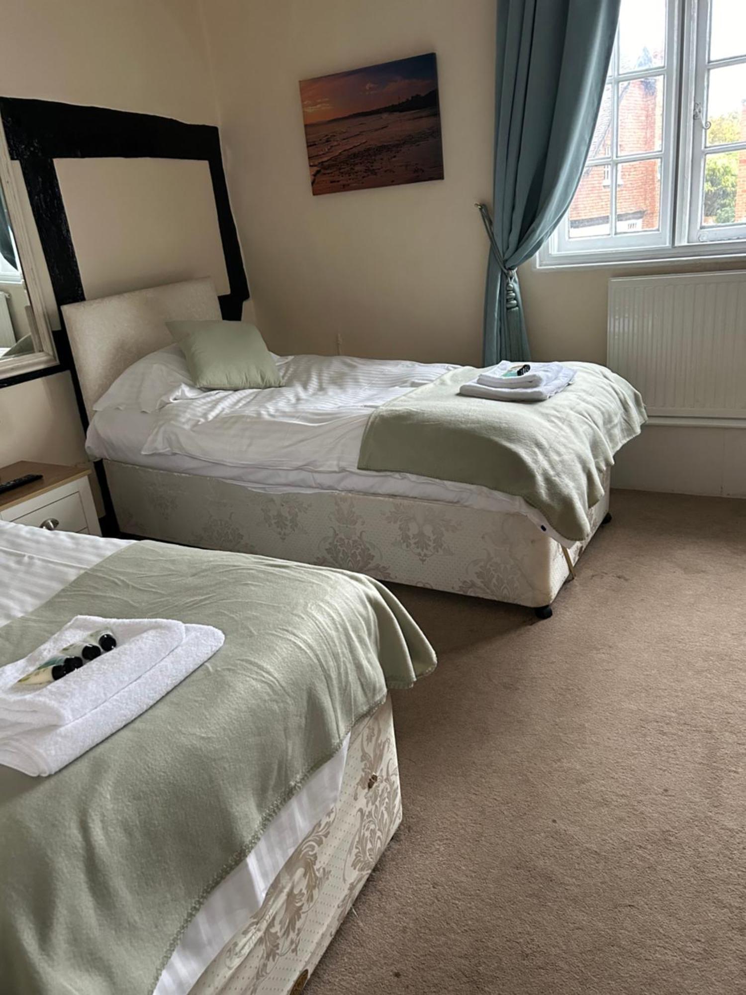 Hotel The Wheatsheaf Bramley  Esterno foto