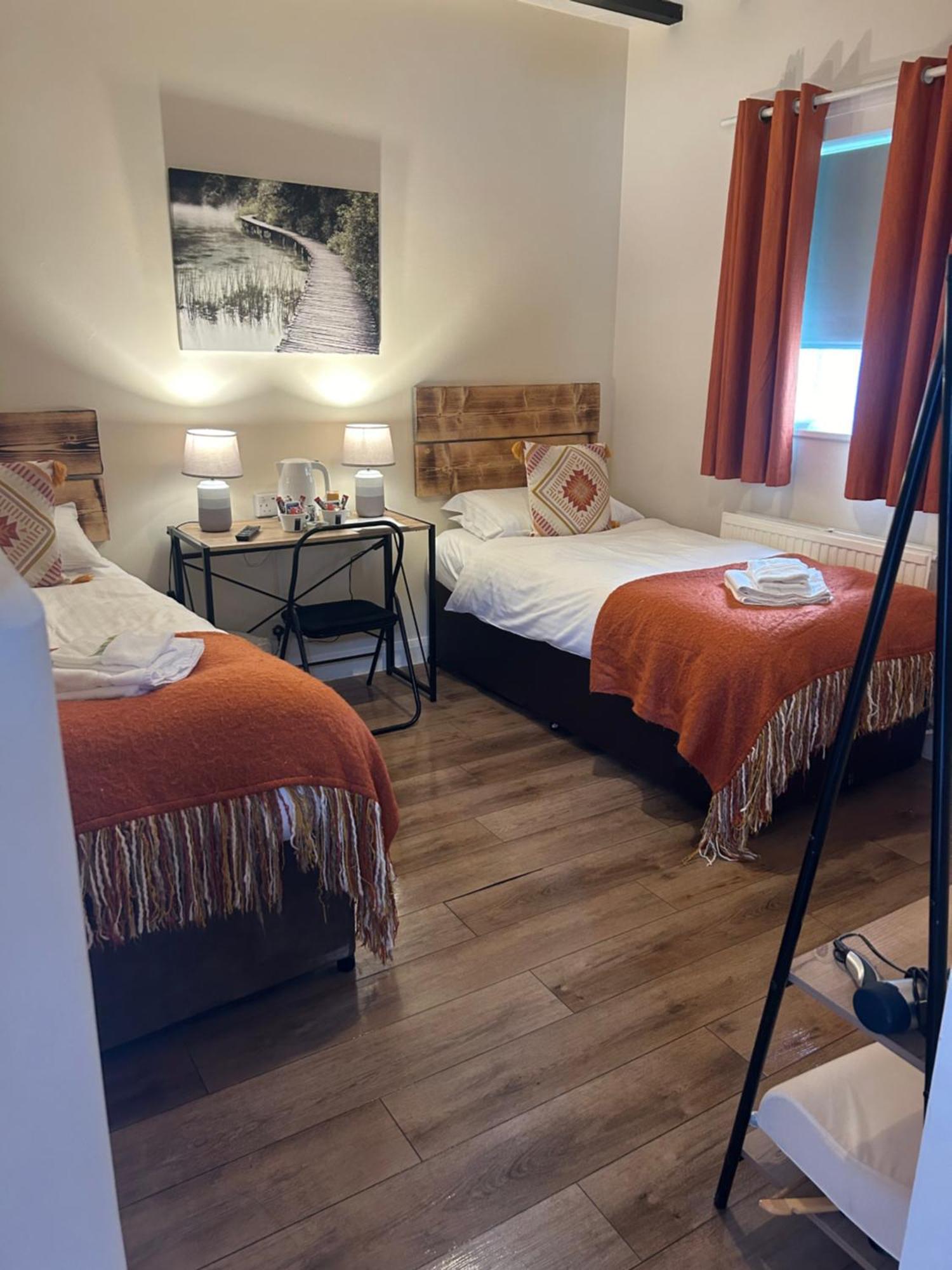 Hotel The Wheatsheaf Bramley  Esterno foto