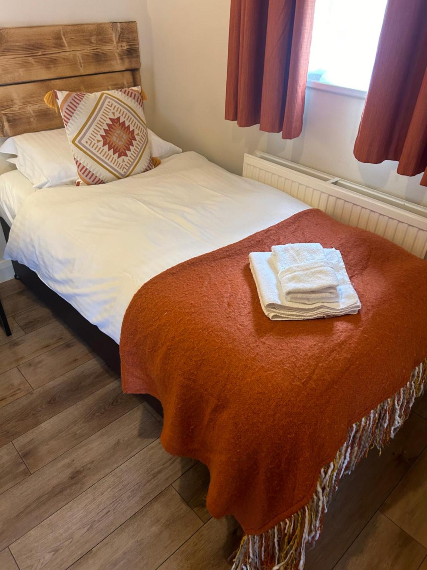 Hotel The Wheatsheaf Bramley  Esterno foto