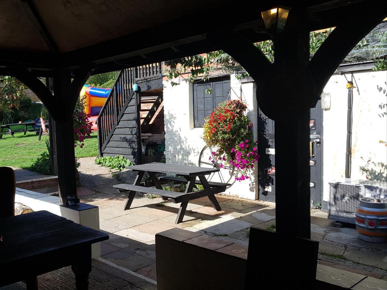 Hotel The Wheatsheaf Bramley  Esterno foto